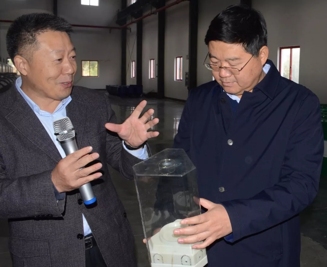 1598924327719878.jpg 戴啟遠(yuǎn)參觀2.webp.jpg